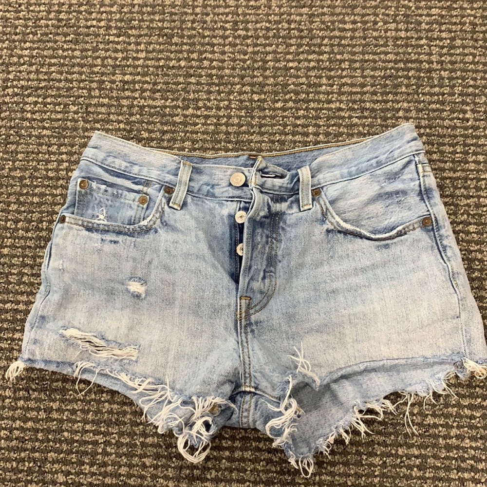 light wash levi jean shorts